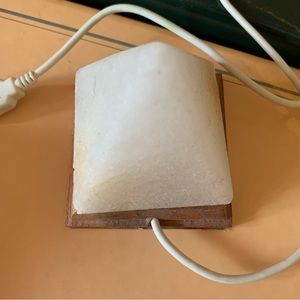 ⭐️ mini pyramid salt lamp USB plug in lights up